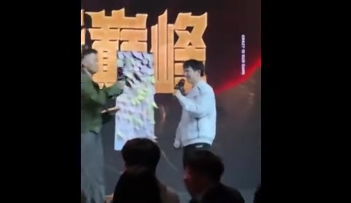 你还太爱圣枪哥了吗？回答粉丝关于他最喜欢的韩国男人的问题：“除了Viper~”