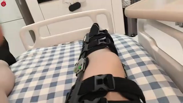 您想躺下并拉它吗？膝盖受伤后显示您最新的高端便盆